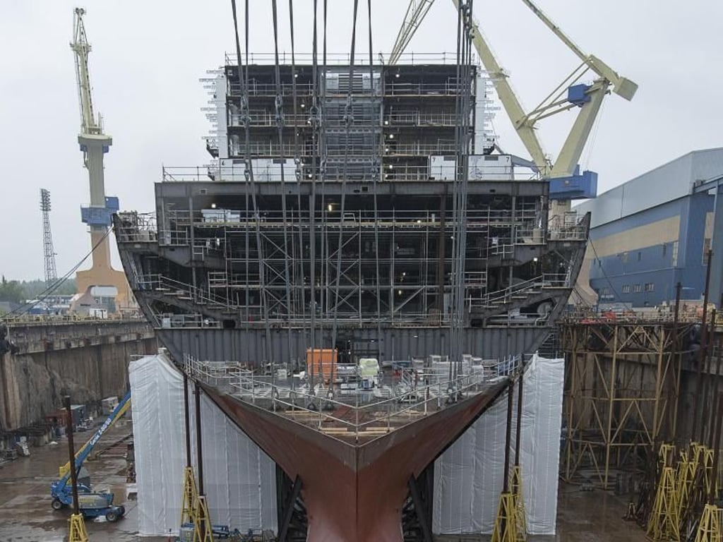 Stahlgerippe: Bis zu 1500 Menschen arbeiten in Hochphasen am neuen Schiff. Foto: Tui Cruises