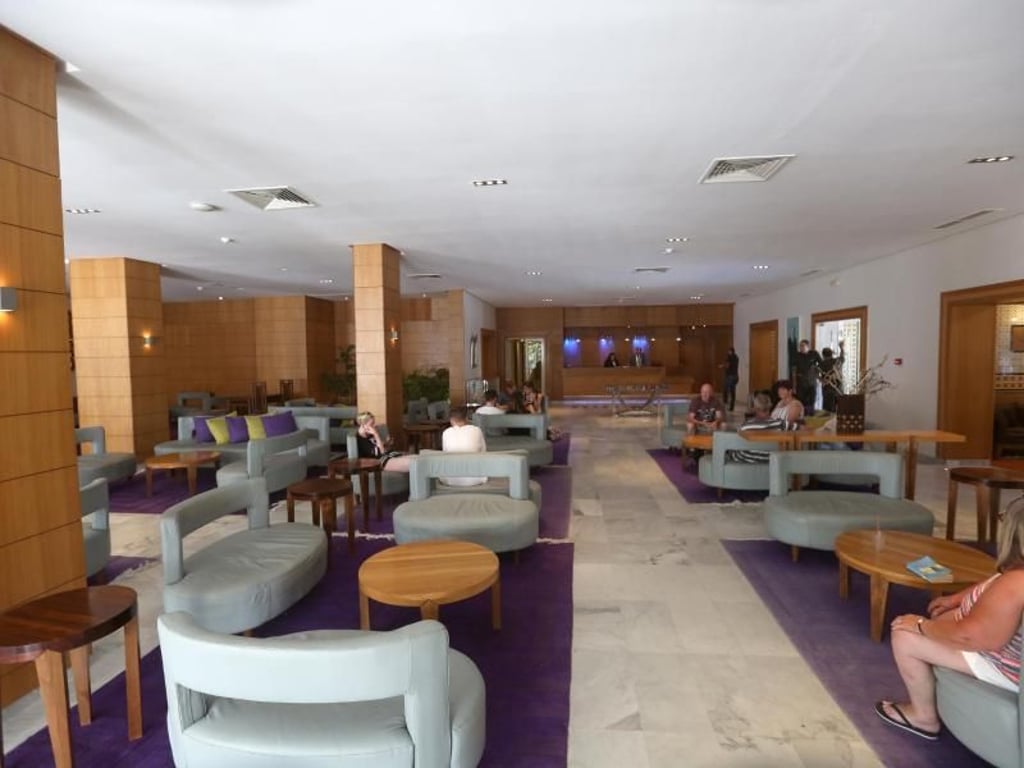 Touristen in der Lobby des «Les Orangers»-Hotels in Tunesien: Viele Kunden des Reisekonzerns Thomas Cook sitzen im Urlaub fest. Foto: Mohamed Krit/belga