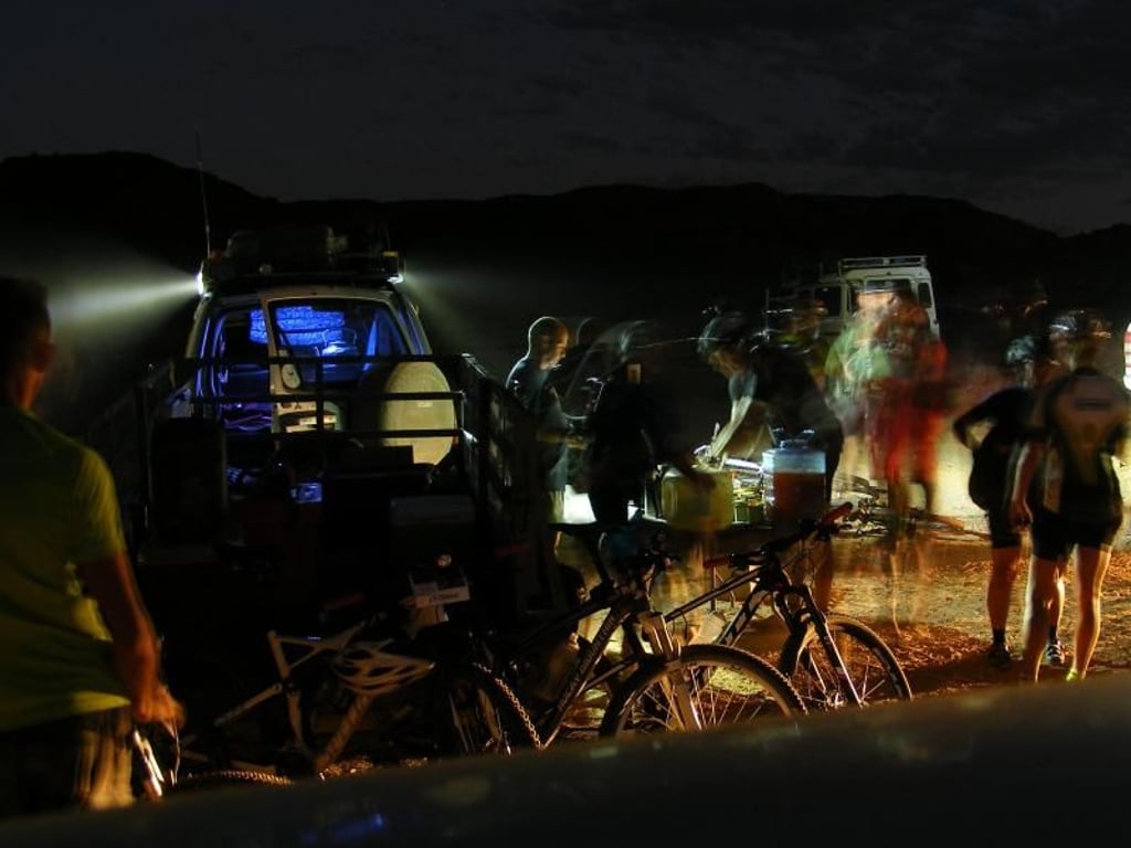 Großer Andrang am Verpflegungspunkt auf der fünften Etappe von De Hoop nach Hakkiesdoring. Foto: Christian Selz/dpa-tmn