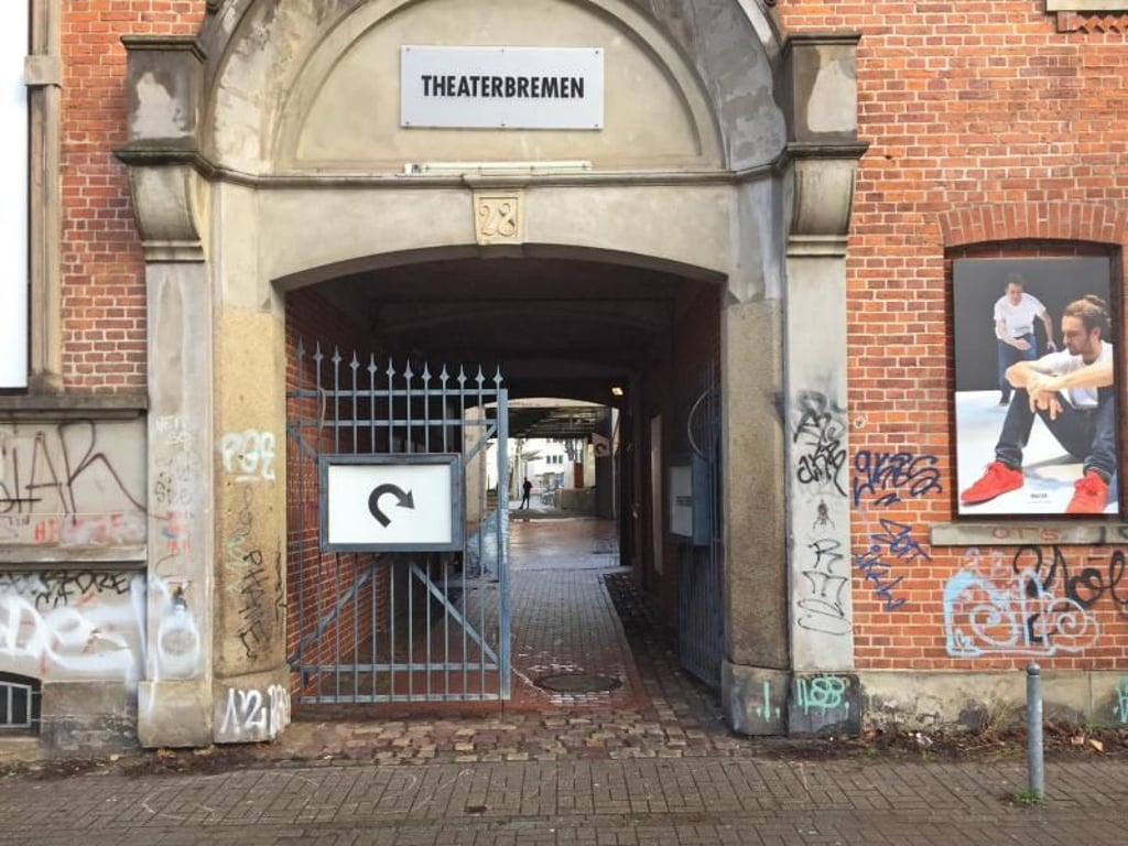 Ein überdachter Durchgang führt zu einem Bremer Theater, wo der Bremer AfD-Landeschef Frank Magnitz attackiert und schwer verletzt wurde. Foto: Helmut Reuter