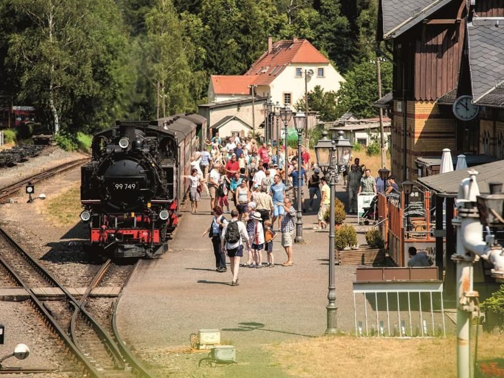 Die Schmalspurbahn fährt im Bahnhof von Oybin ein - die Passagiere kommen aus Deutschland, Polen und Tschechien. Foto:Michael Juhran/dpa-tmn