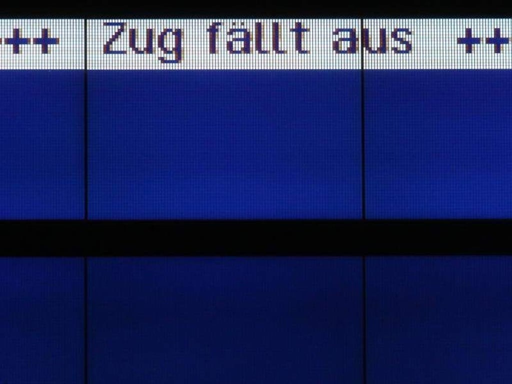 Eine Anzeigetafel informiert über Zugausfälle. Foto: Bernd Wüstneck/Archiv
