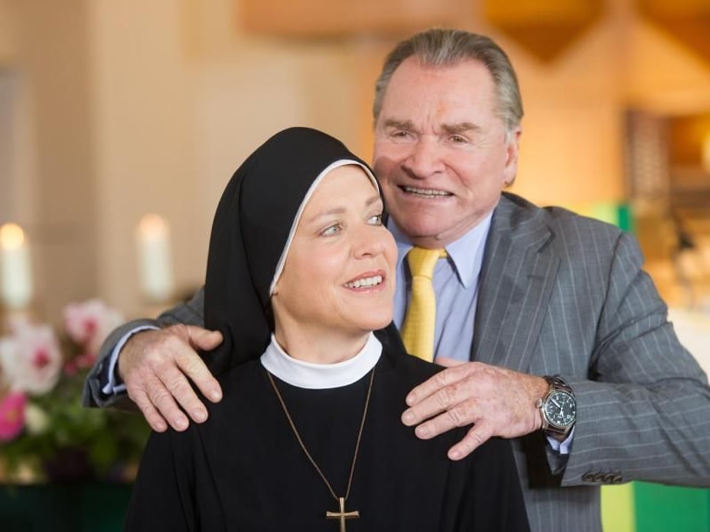 Janina Hartwig als Schwester Hanna Jakobi mit Fritz Wepper bei Dreharbeiten der TV-Serie "Um Himmels Willen". Foto: Tobias Hase