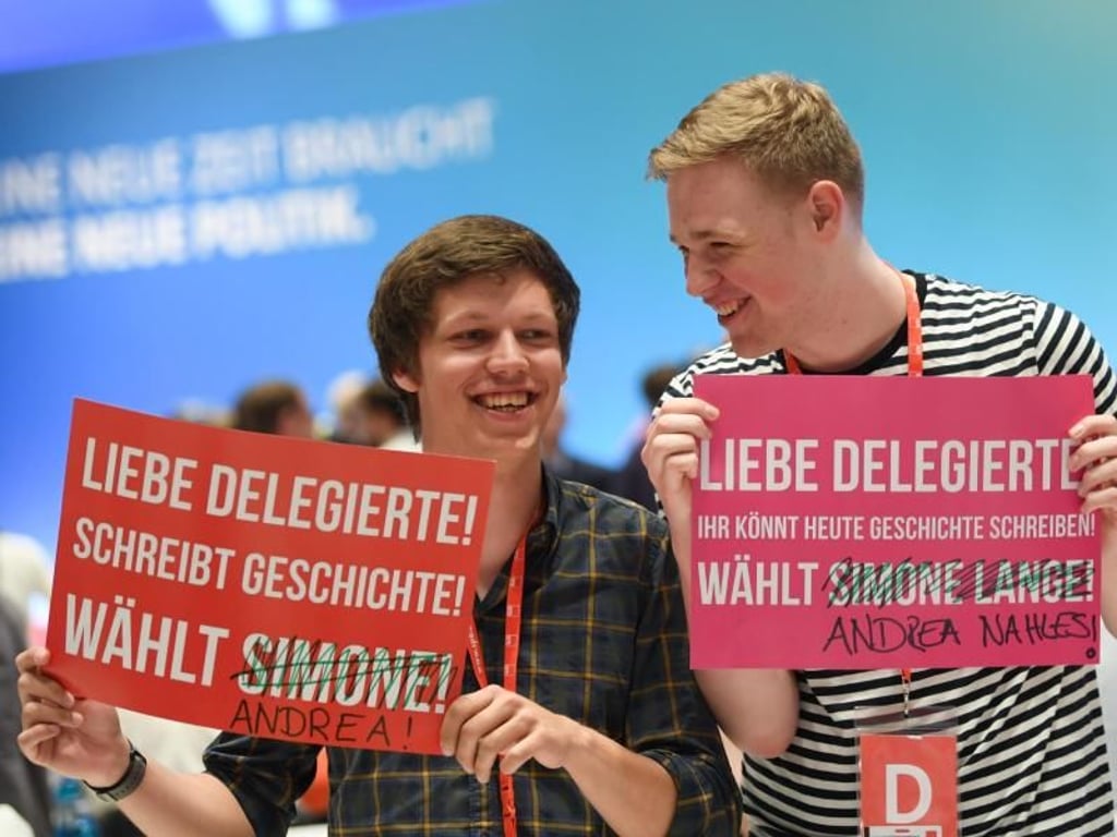 Die da oder die da? SPD-Delegierte aus Hannover haben die Plakate mit der Aufschrift «Liebe Delegierte! Schreibt Geschichte! Wählt Simone!» ein wenig abgewandelt. Foto: Arne Dedert