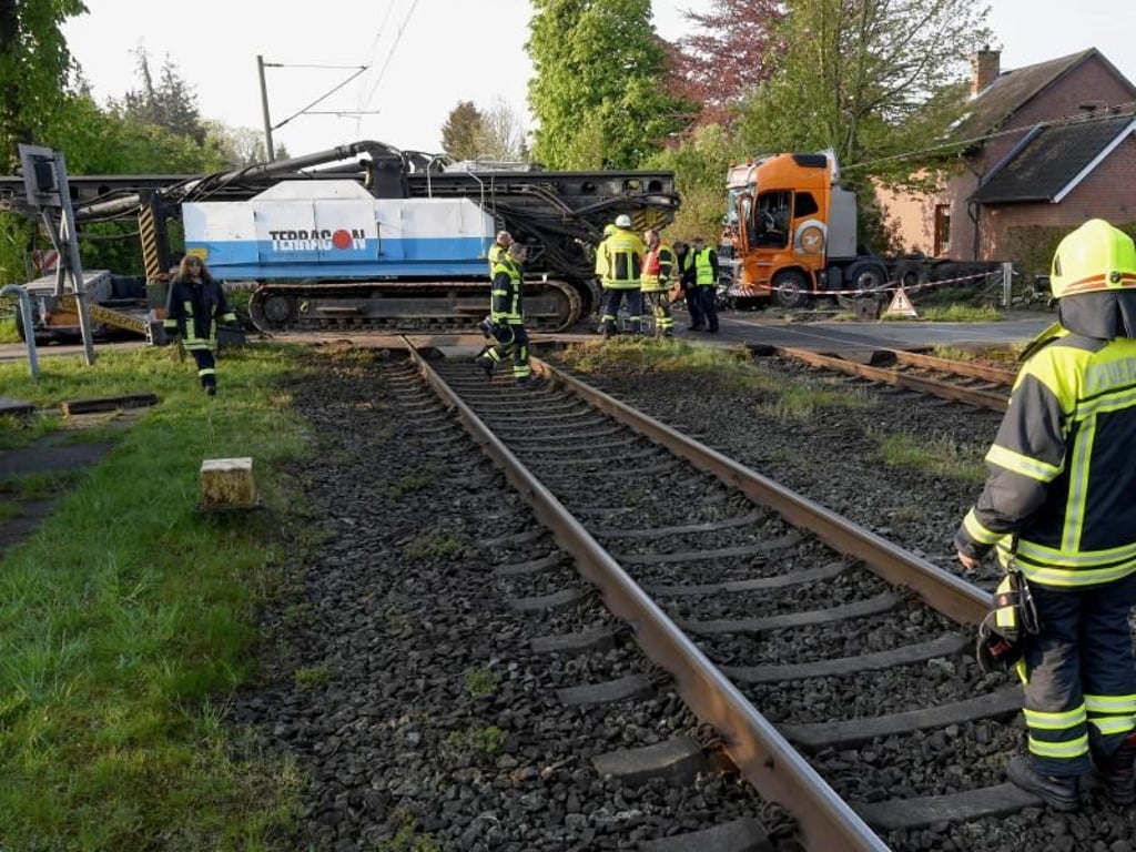 Zwölf Menschen sind bei dem Bahnunfall nahe Rendsburg verletzt worden. Foto: Carsten Rehder