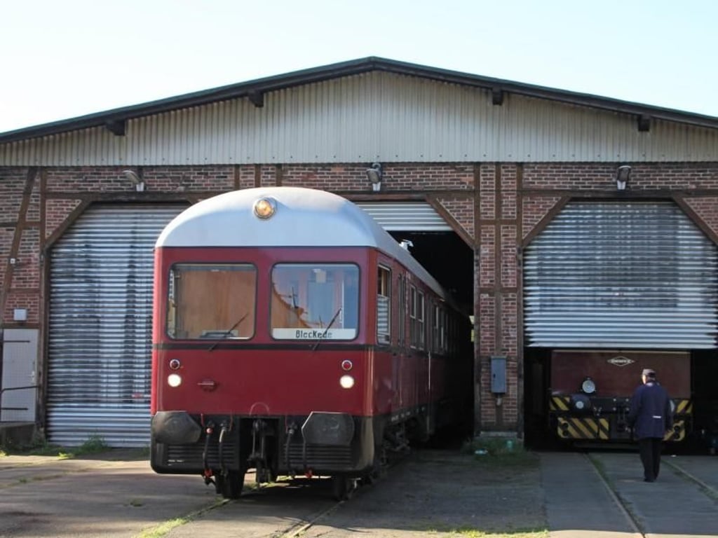 Der Heide-Express fährt im Sommer immer am ersten und dritten Sonntag eines Monats - schnell ankommen will dabei niemand. Foto: Verena Wolff