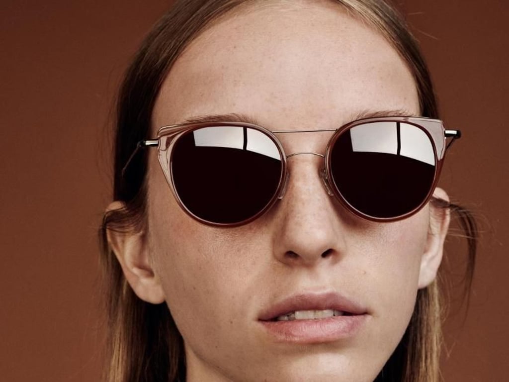 Gleich zwei Trends vereint: Wood Wood bietet in seiner Kollektion auch eine angesagte Katzenaugen-Brille mit Doppelsteg (140 Euro). Foto: Wood Wood/Hasse Nielsen