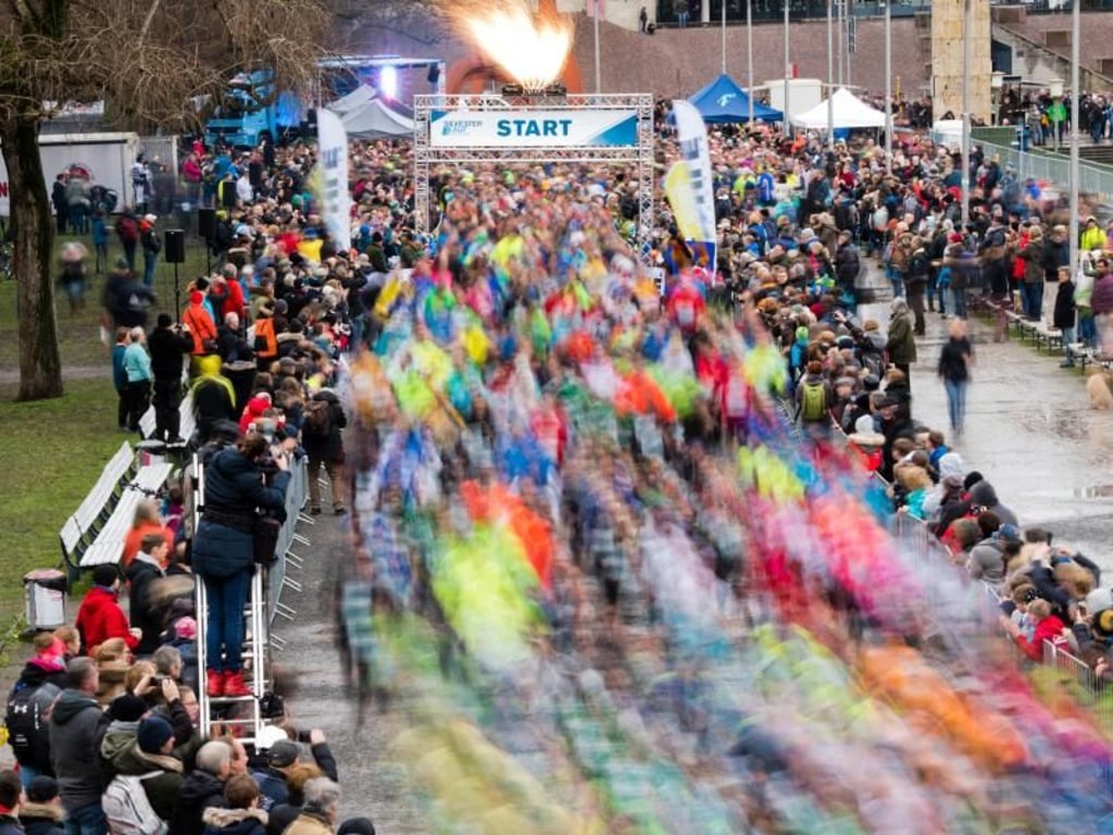 Silvesterlauf am Maschsee in Hannover. Foto: Julian Stratenschulte