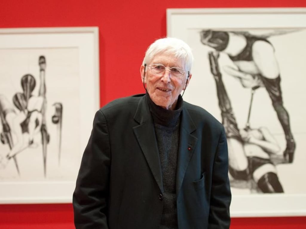 Tomi Ungerer 2010 beim Rundgang durch die Ausstellung "Eklips - Neues für die Augen 1960 bis 2010" in Schwäbisch Hall. Foto: Uwe Anspach