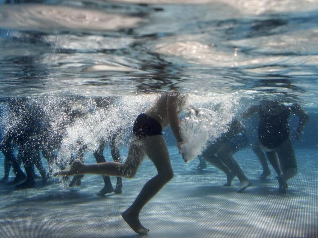 Die DLRG sieht die Schließung von Schwimmbädern als großes Problem, weil Gelegenheiten zum Schwimmenlernen verloren gehen. Foto: Emily Wabitsch