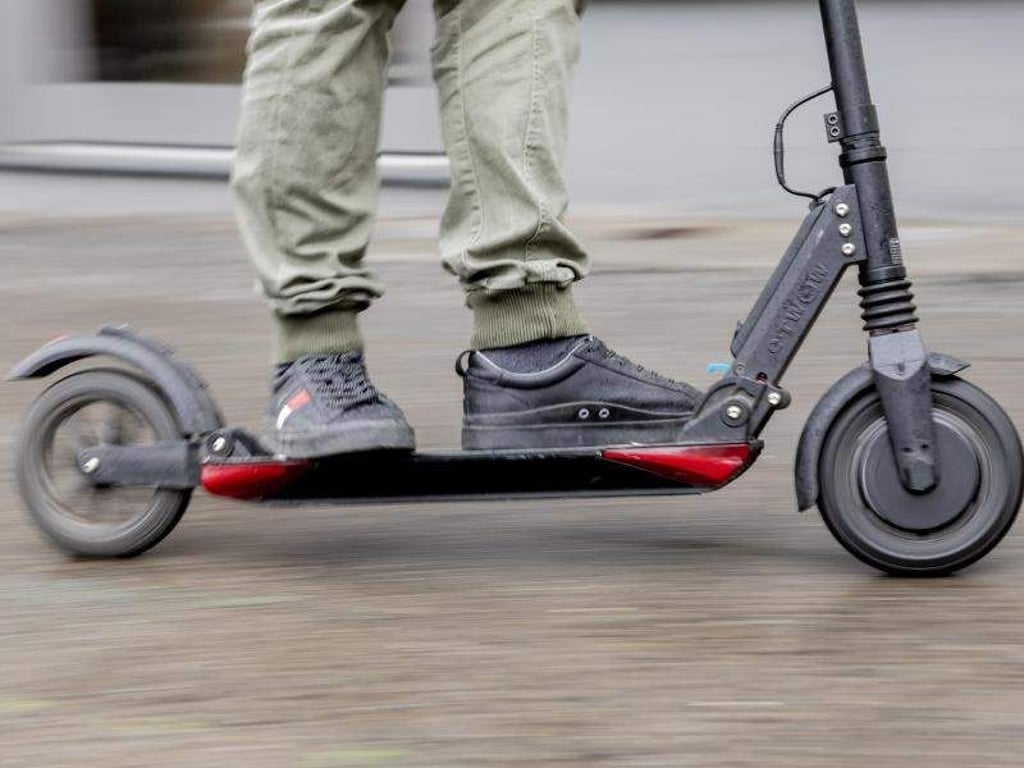 Ein Mann fährt mit einem E-Scooter auf einem Gehweg. Foto: Christoph Soeder/Archivbild