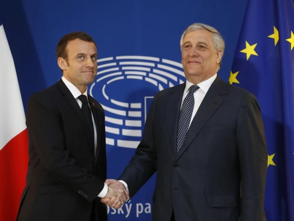 Emmanuel Macron wird von Antonio Tajani, Präsident des Europäischen Parlaments, begrüßt. Foto: Jean Francois Badias, AP