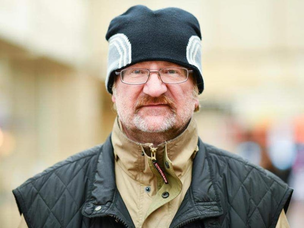 Richard Brox in der Innenstadt in einer Einkaufspassage. Er hat ein Buch mit dem Titel «Kein Dach über dem Leben» geschrieben. Foto: Uwe Anspach