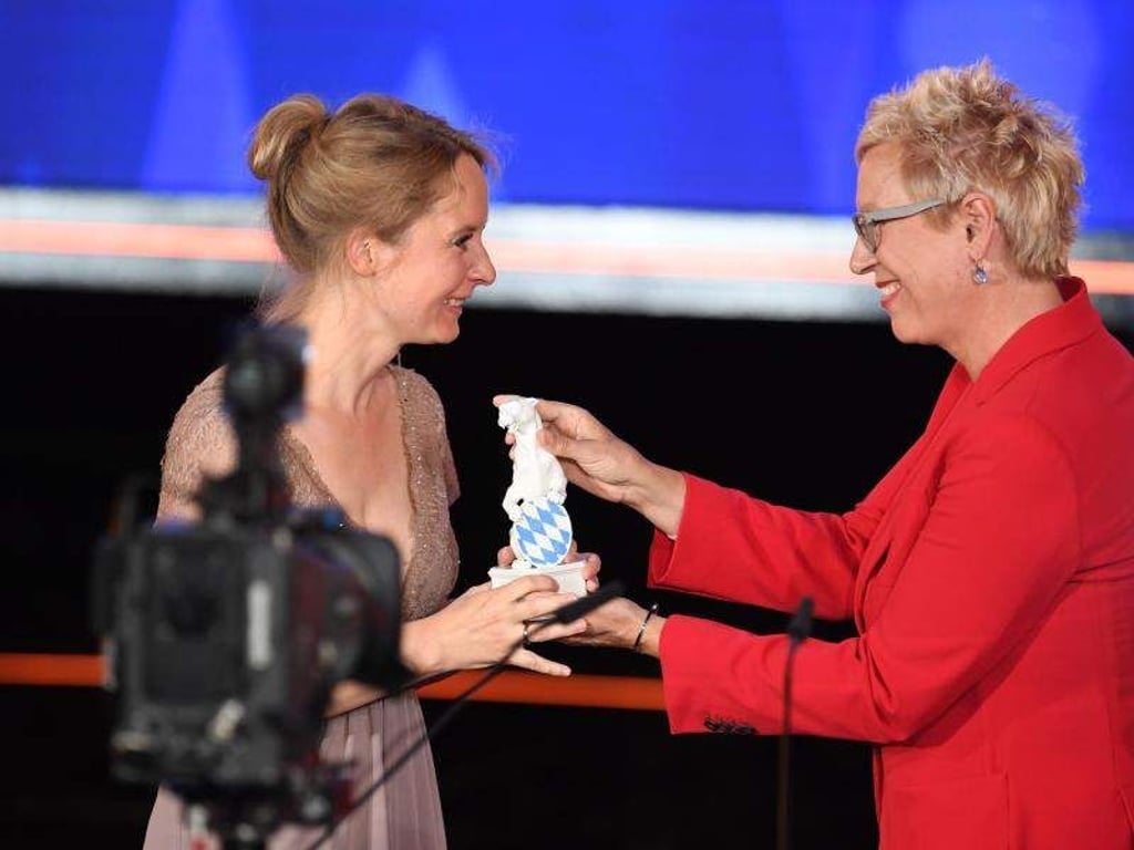Laudatorin Doris Dörrie überreicht Katrin Nemec den Nachwuchsförderpreis. Foto: Tobias Hase