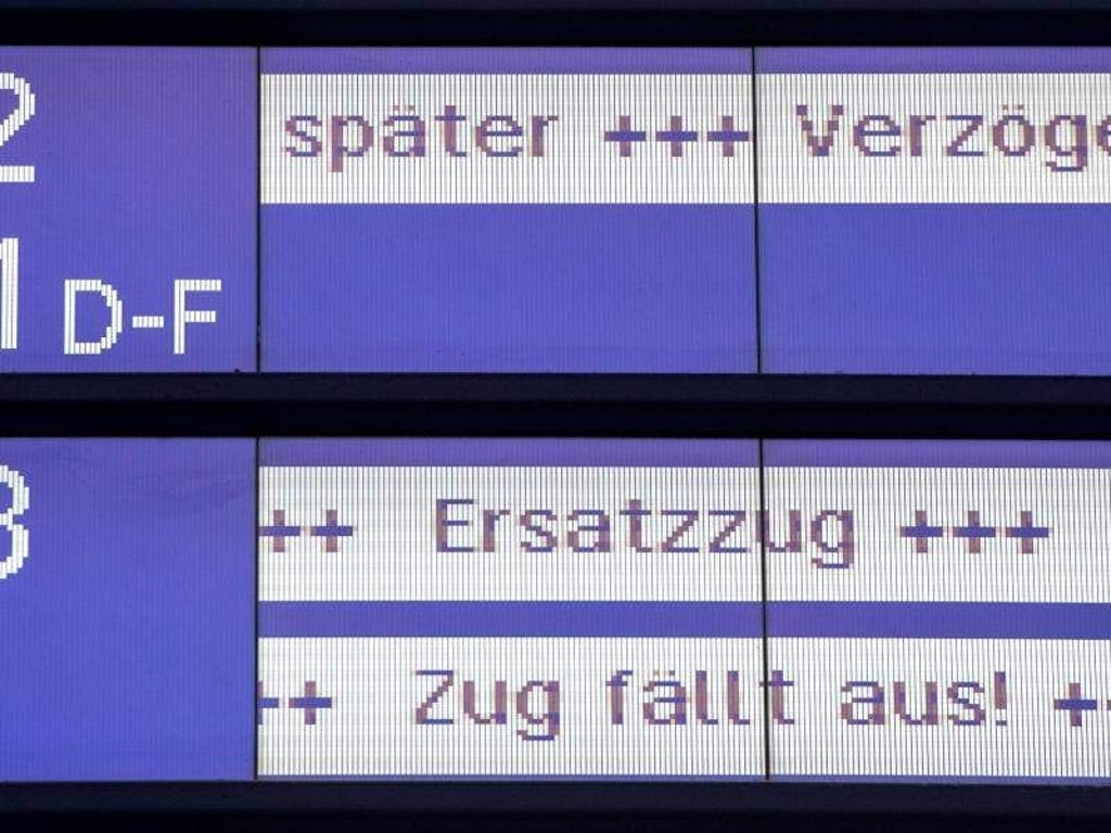 "Später", "Verzögerung", "Ersatzzug" und "Zug fällt aus!" steht im Hauptbahnhof auf einer Anzeigetafel der Bahn. Foto: Daniel Bockwoldt