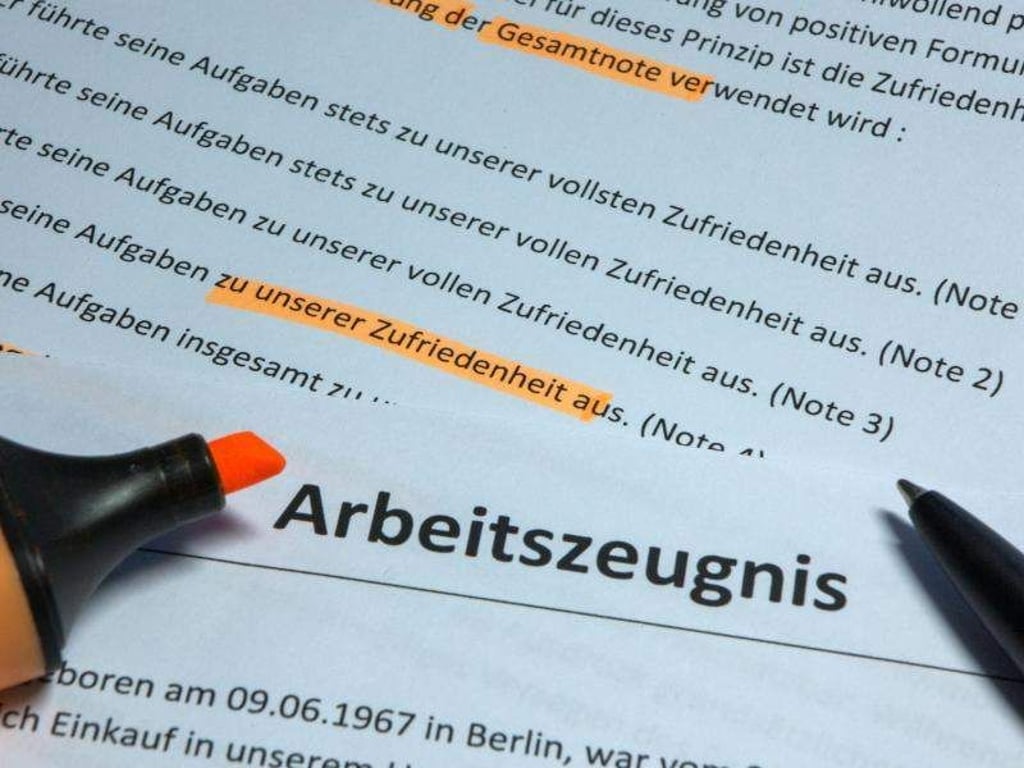 Die Unterschrift auf einem Arbeitszeugnis muss nicht zwangsläufig vom obersten Vorgesetzten stammen. Das hat das Landesarbeitsgericht Rheinland-Pfalz entschieden. Foto: Jens Büttner