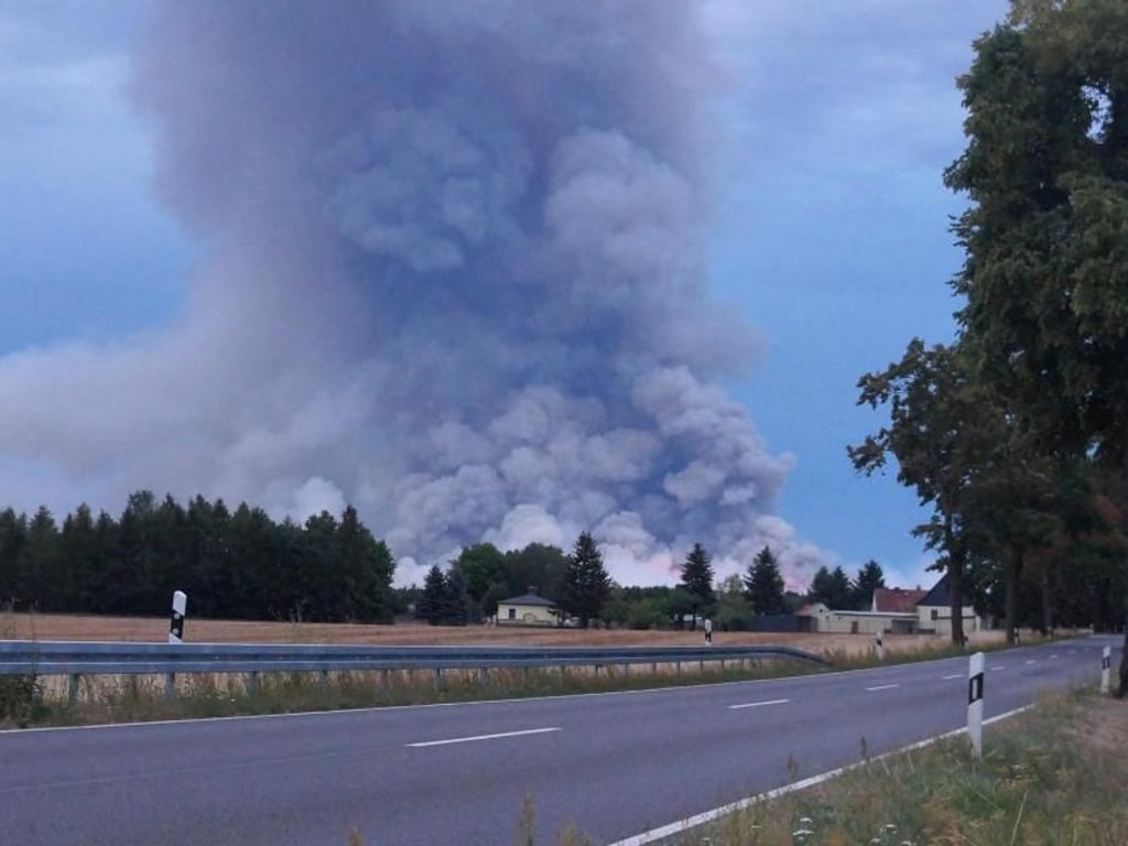 Die Rauchwolken des Waldbrandes treiben bis nach Berlin. Foto: Christian Pörschmann