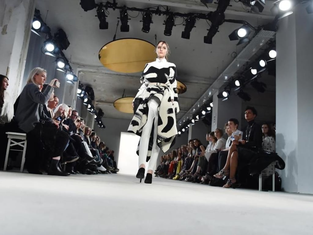 Dorothee Schumacher setzt auf Scwarz und Weiß: Ein Model im Zebra-Look. Foto: Britta Pedersen