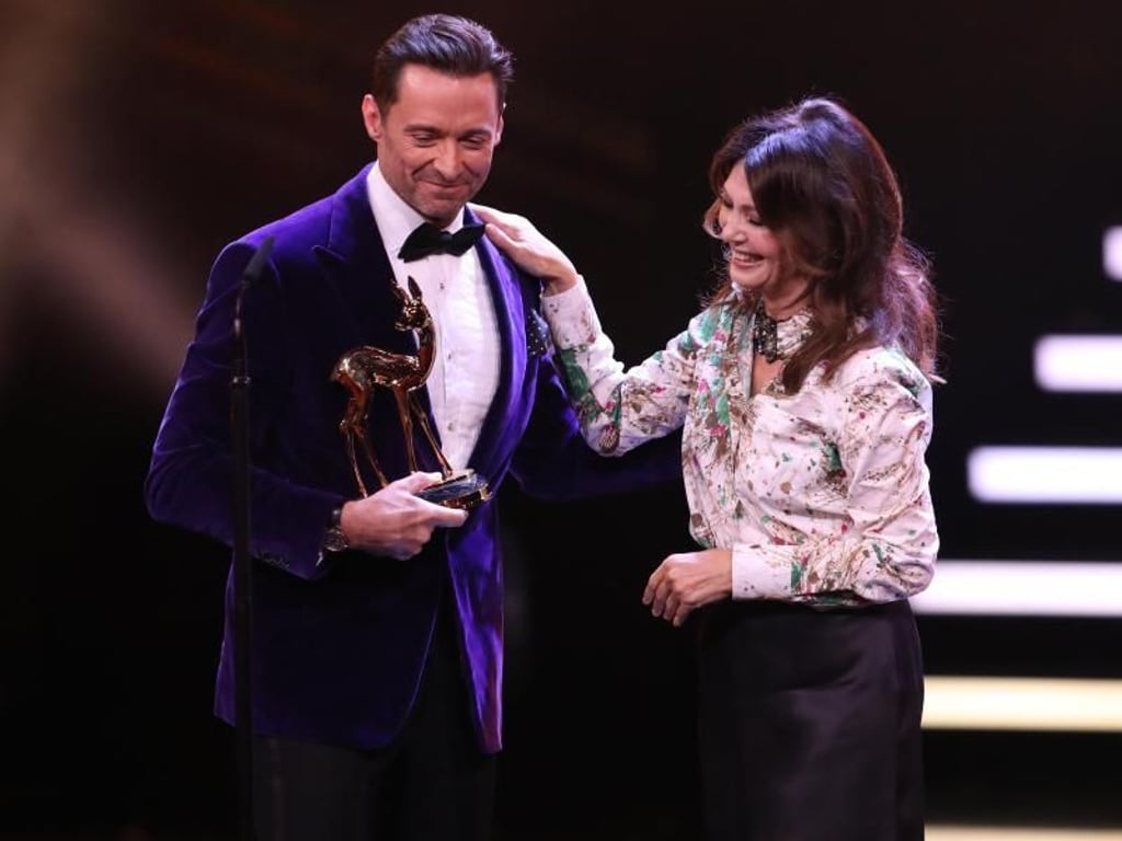 Hugh Jackman erhielt von Iris Berben den Bambi und viele Komplimente. Foto: Jörg Carstensen
