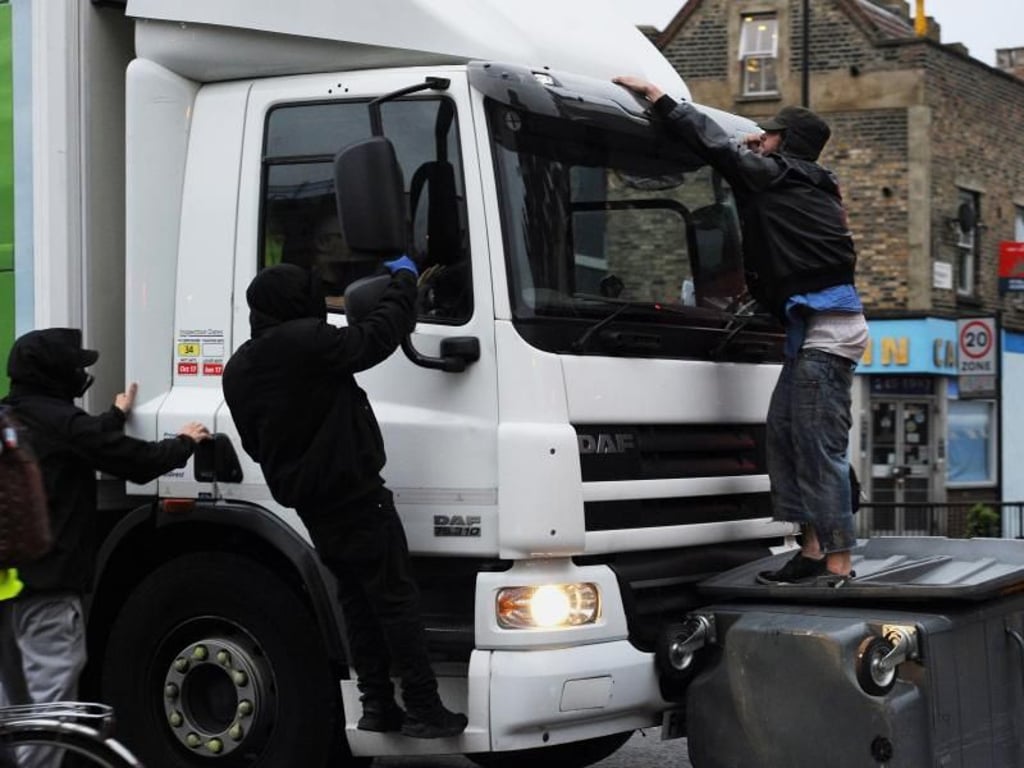 Demonstranten blockieren die Fahrt eines Lastwagens in Hackney. Foto: Lauren Hurley