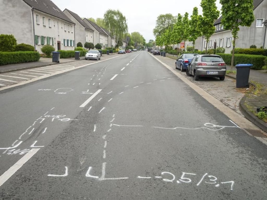 Weiße Markierungen an der Unfallstelle nach dem mutmaßlichen Autorennen in Moers. Foto: Arnulf Stoffel