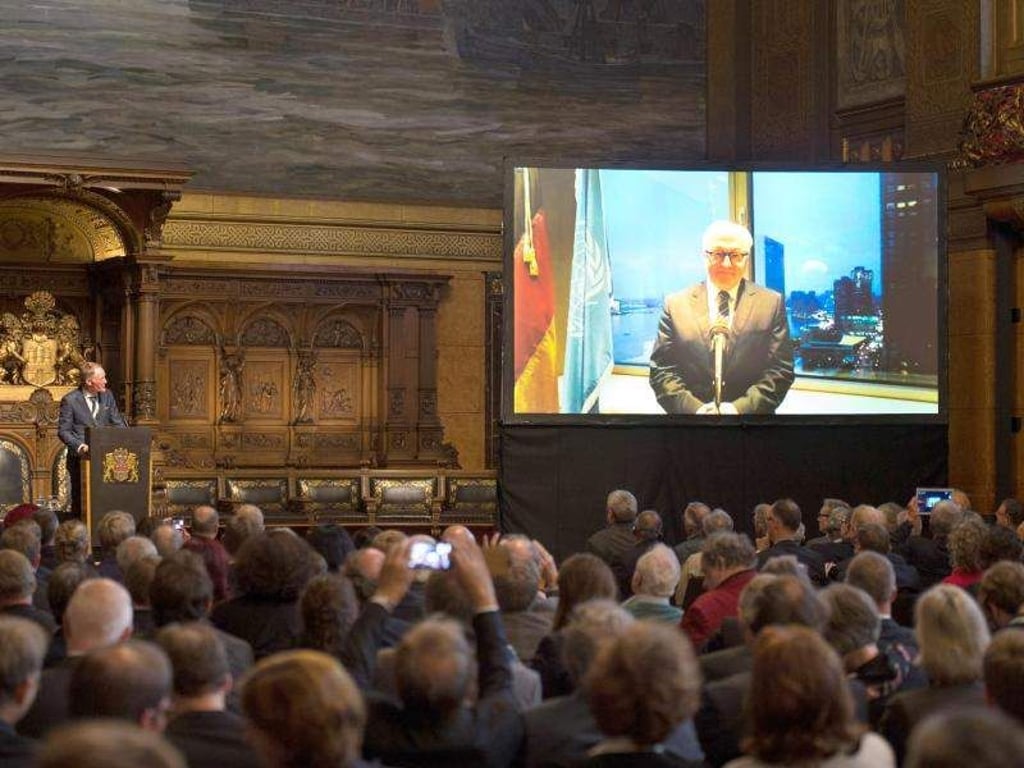 Bundesaußenminister Frank-Walter Steinmeier (SPD) spricht per Videoschalte aus New York während des Senatsempfangs zur Eröffnung des 51. Deutschen Historikertags in Hamburg. Leitthema des Kongresses: «Glaubensfragen». Foto: Daniel Reinhardt