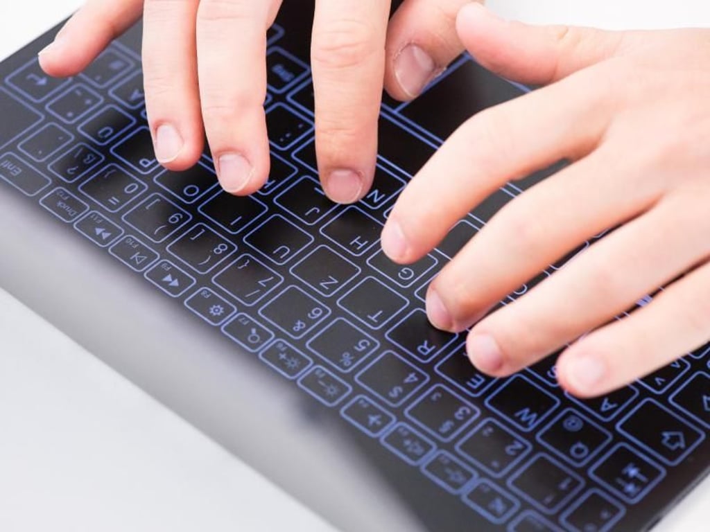 Das berührungsempfindliche Halo-Keyboard kann anfangs frustrierend sein. Blindes Schreiben ist schwierig, die Rückmeldung für den Nutzer fällt trotz Vibrationsmotor nur gering aus. Foto: Franziska Gabbert