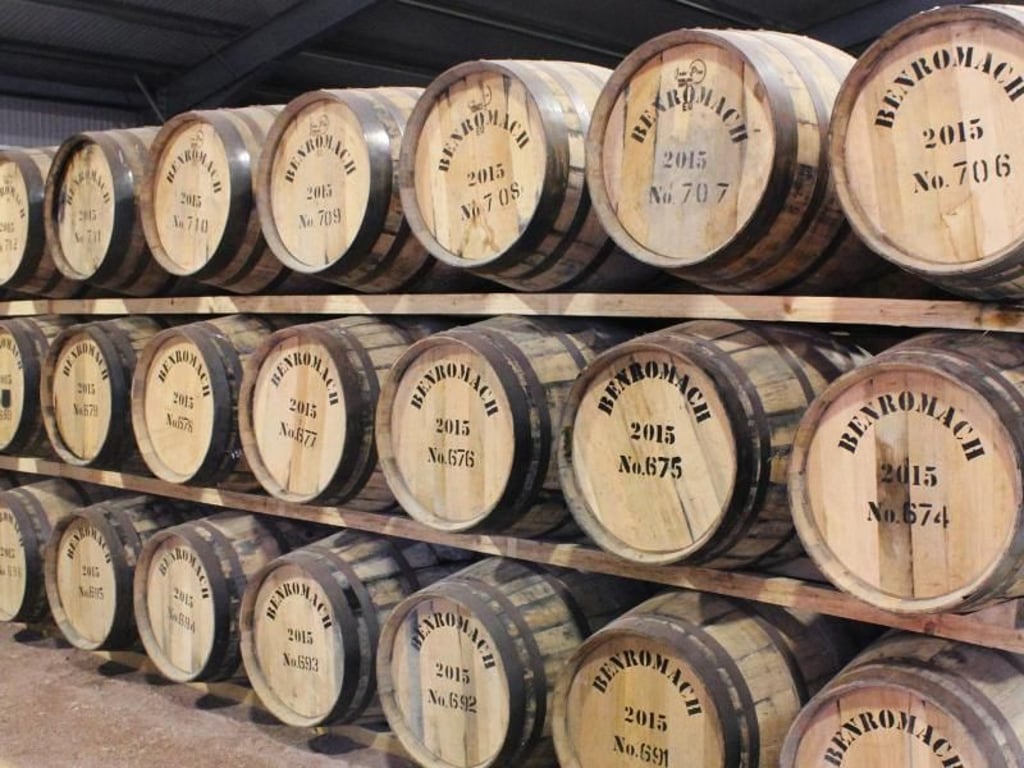 In Schottland muss Whisky mindestens drei Jahre lang lagern und reifen, bevor er das Prädikat Scotch Whisky tragen darf. Foto: Bernd F. Meier/dpa-tmn