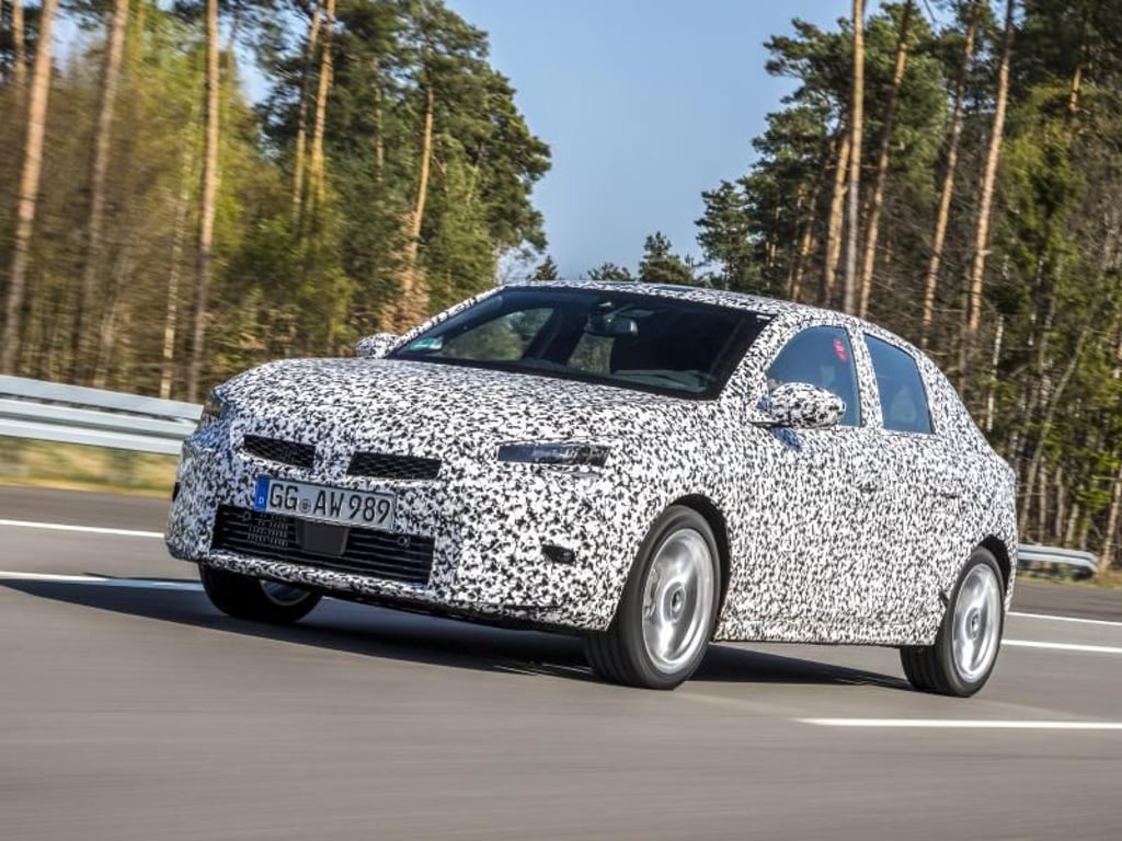 Versteckspiel: Noch geht der neue Opel Corsa gut getarnt auf die Teststrecke. Foto: Andreas Liebschner