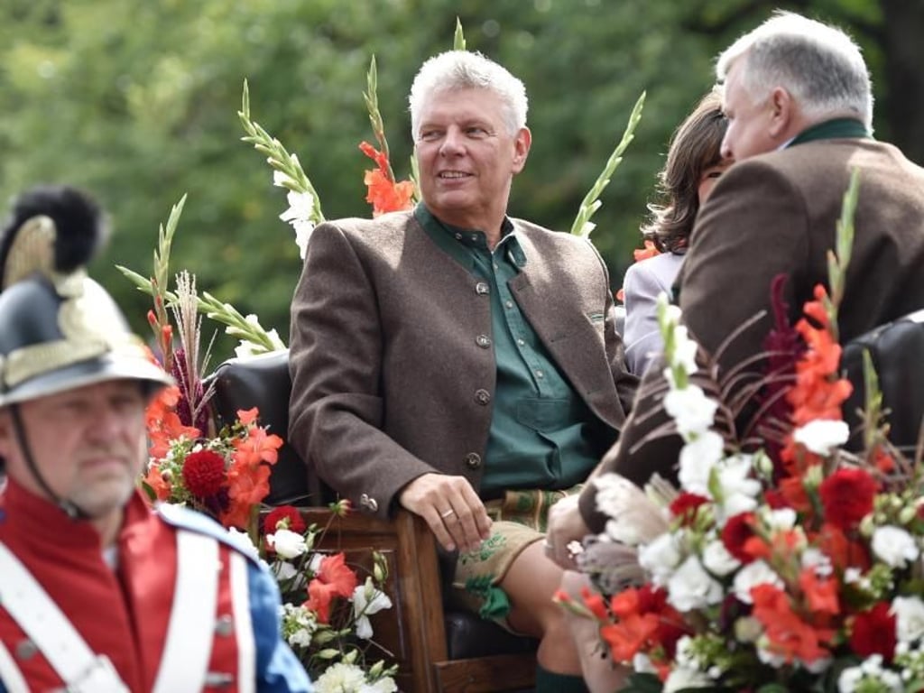 Dieter Reiter (SPD, M), Oberbürgermeister von München, fährt beim Einzug der Festwirte mit. Foto: Angelika Warmuth