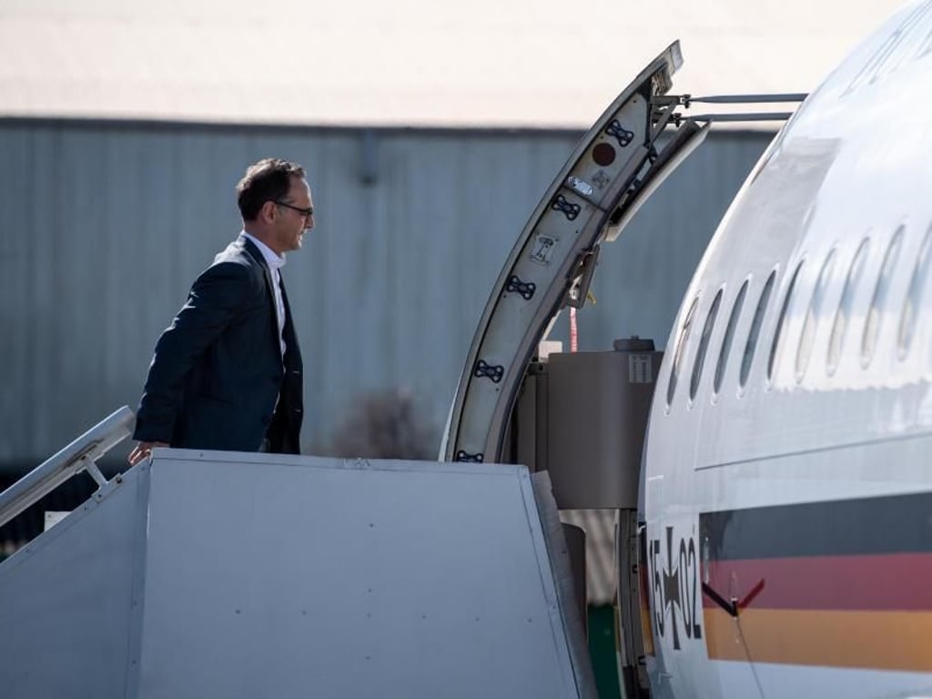 Heiko Maas (SPD), Außenminister der Bundesrepublik, steigt am Flughafen in Salvador da Bahia in die Regierungsmaschine. Foto: Fabian Sommer