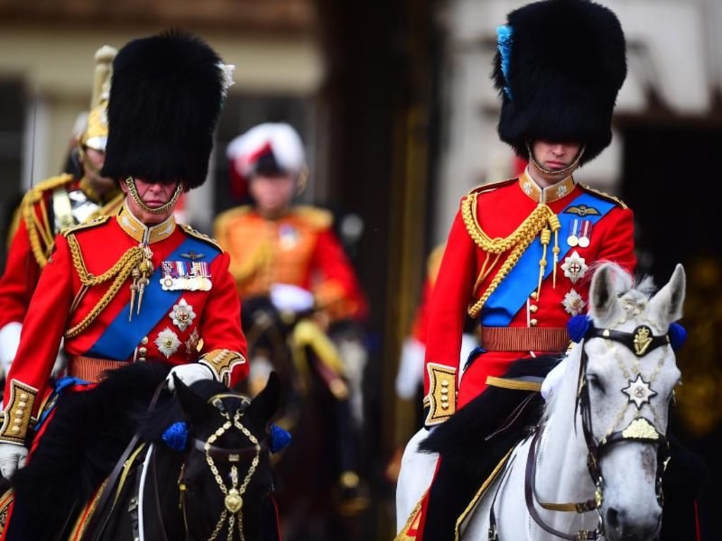 Prinz Charles und Prinz William machen sich auf den Weg vom Buckingham Palast zur Horse Guards Parade. Foto: Victoria Jones/PA Wire
