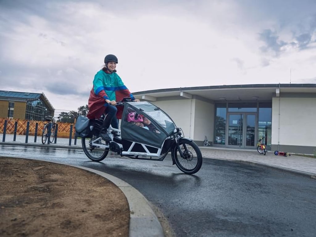 Für Wind und Wetter: Lastenfahrrad mit geschütztem Passagierabteil. Foto: www.r-m.de/www.pd-f.de
