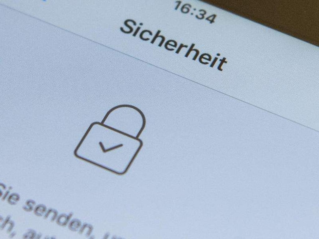 Sicherheitseinstellungen für Verschlüsselung in einem Messengerdienst sind auf einem Smartphone zu sehen. Foto: Wolfram Kastl/Archivbild
