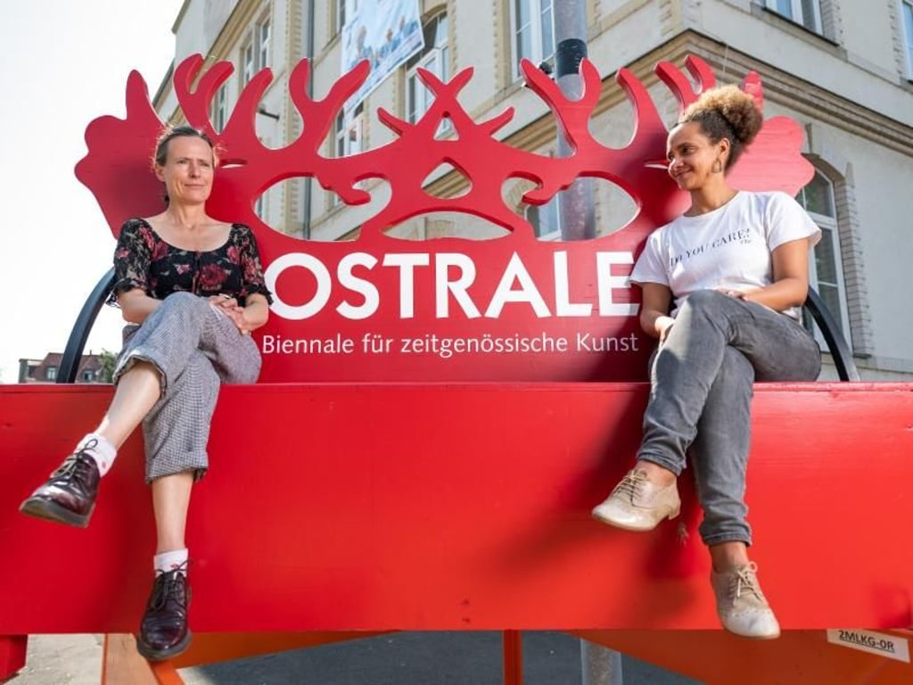 Andrea Hilger (l), Direktorin der Ostrale Biennale, und Syowia Kyambi, Kuratorin aus Kenia, vor der Historischen Tabakfabrik f6, dem Ausstellungsort der «Ostrale». Foto: Robert Michael