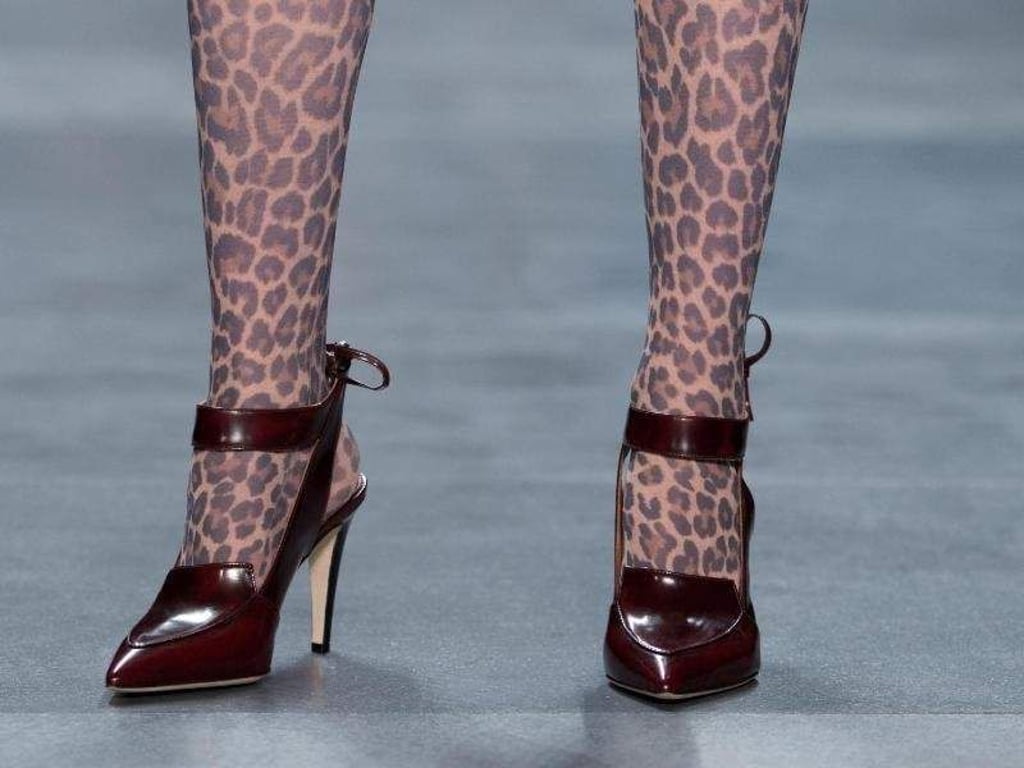 Nylonstrümpfe können ein Blickfang sein. Wie hier beim Label Marc Cain. Es setzt im Herbst/Winter 2014/2015 auf Nylonstrümpfe im Leo-Muster. Foto: Jörg Carstensen