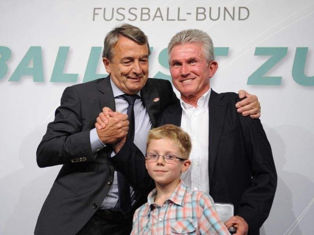 DFB-Präsident Wolfgang Niersbach (l) ehrt in München Jupp Heynckes für vorbildliches Verhalten. Foto: Andreas Gebert