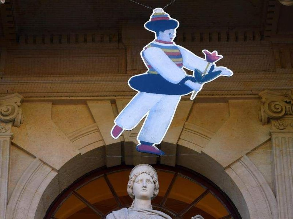 Die Nachbildung einer Figurine zum «Triadischen Ballett» von Oskar Schlemmer am Eingangsportal des Herzoglichen Museums Gotha. Foto: Martin Schutt
