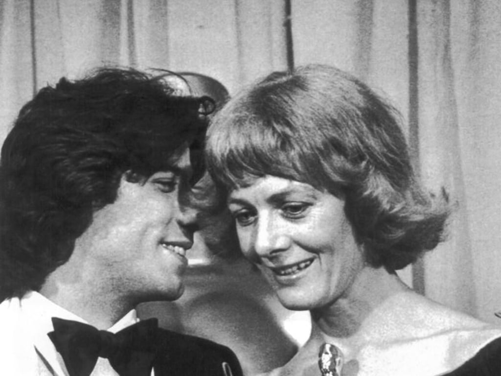 John Travolta in den 70er Jahren: Der Hollywood-Star überreicht Vanessa Redgrave den Oscar als «Beste Nebendarstellerin» («Julia»). Foto: UPI