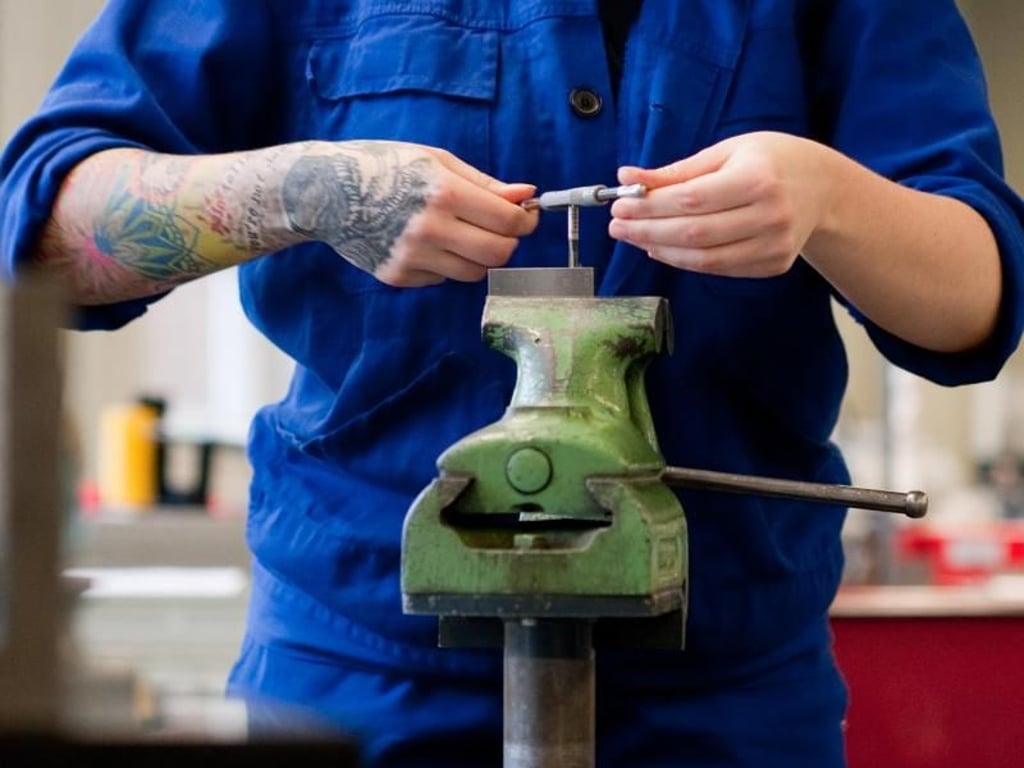 Wer wie Anastasia Duckert Industriemechanikerin werden will, braucht in der Regel einen guten Haupt- oder einen Realschulabschluss. Duckert lernt bei Siemens in Berlin. Foto: Klaus-Dietmar Gabbert