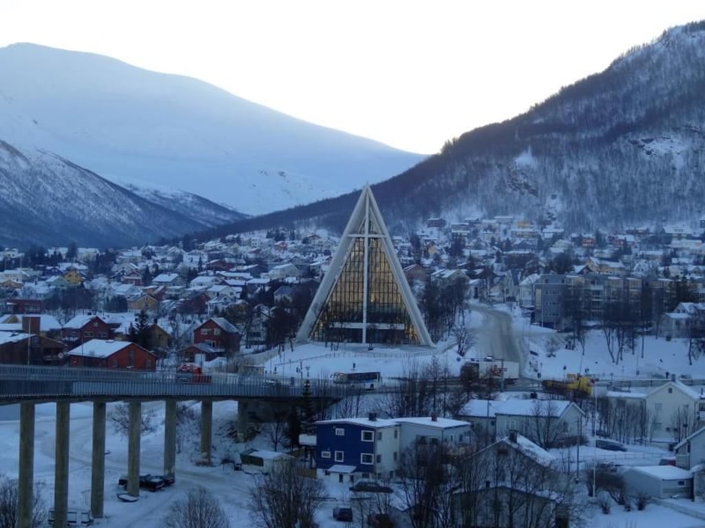 Herausragende Architektur: Die Eismeerkathedrale in Tromsö wurde 1965 erbaut. Foto: Andrea Warnecke