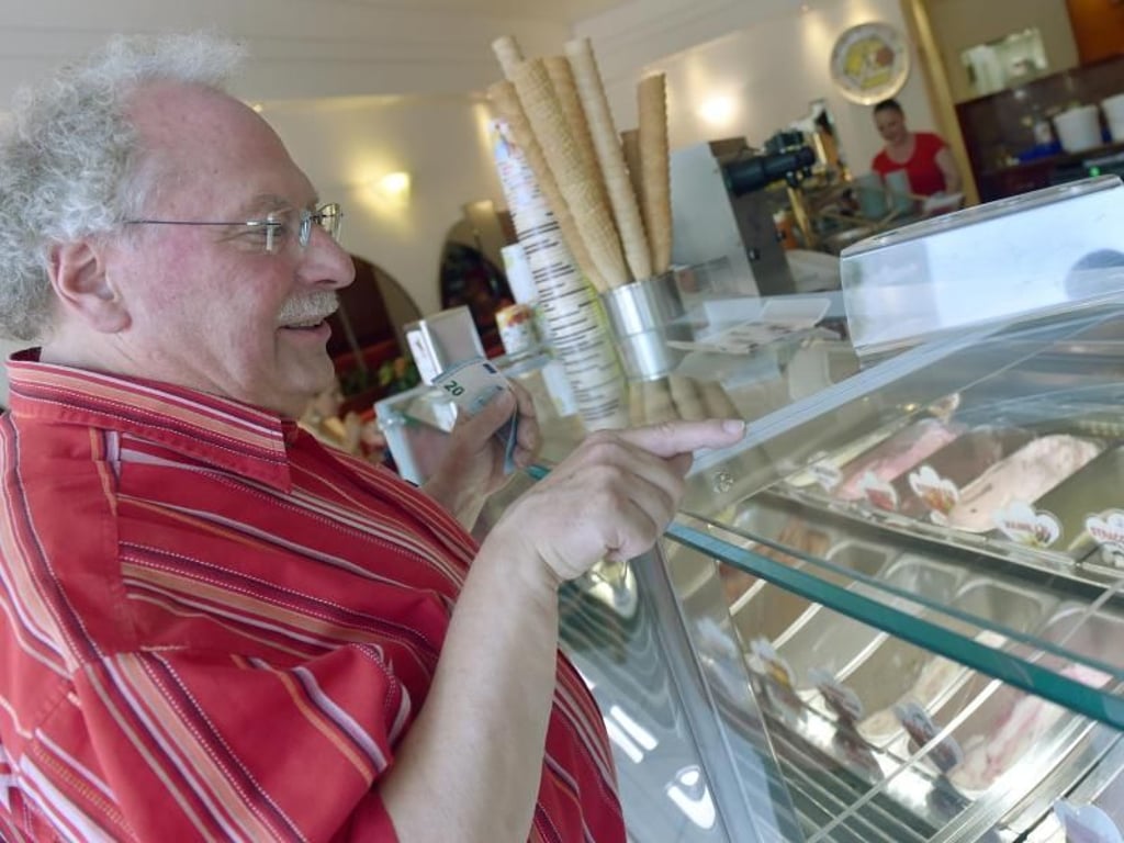 Stolzer Rekordhalter: Georg Schmitz, Oberbürgermeister von Geilenkirchen, kauft sich ein Eis - und will auch seinen Rathaus-Mitarbeitern eines ausgeben. Foto: Caroline Seidel