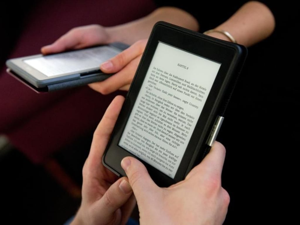 Leuchte, leuchte: Viele Reader kommen mit einer Hintergrundbeleuchtung, so dass man immer und überall unabhängig lesen kann. Foto: Andrea Warnecke