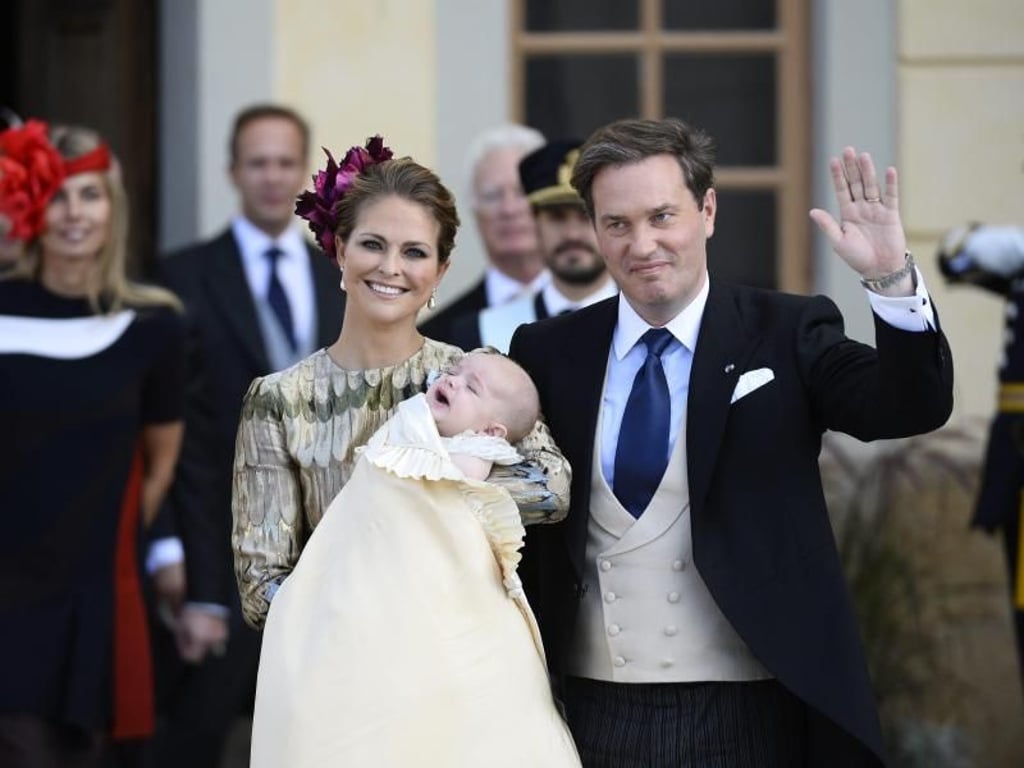 Erst einmal durchatmen: Der kleine Prinz Nicolas hat die Taufe überstanden - und seine glücklichen Eltern auch. Foto: Anders Wiklund/Tt