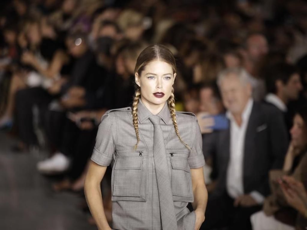Model Doutzen Kroes aus den Niederlanden im grauen Look von Max Mara in Mailand. Foto: Luca Bruno