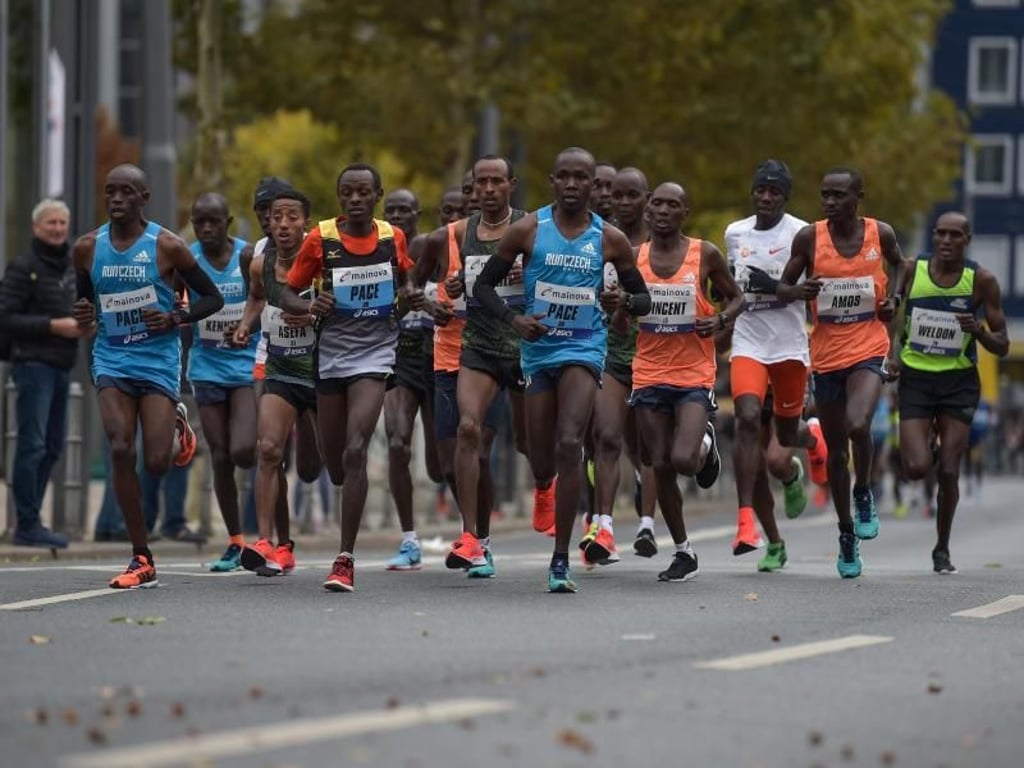 Die Spitzengruppe beim Frankfurt Marathon 2018. Foto: Silas Stein
