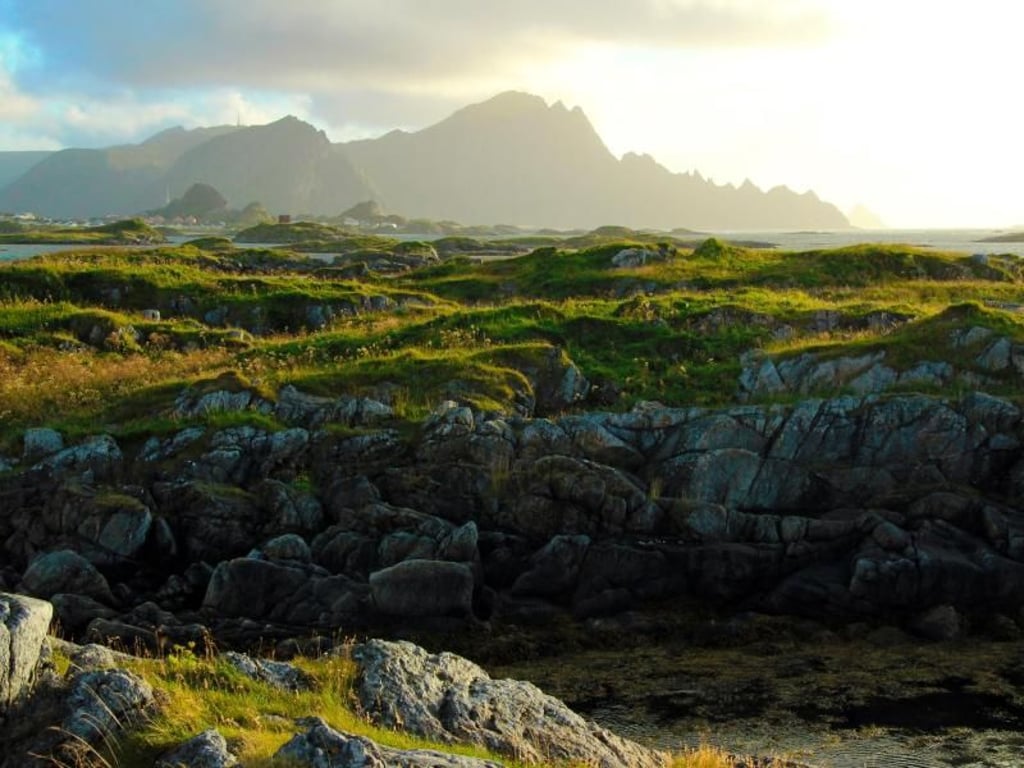 Felsenküste in Andenes - mittig im Licht erhebt sich der Berg Røyken. Foto: Bernd F. Meier