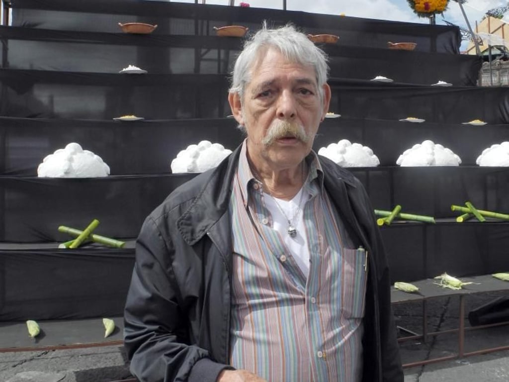 Der mexikanische Künstler Felipe Ehrenberg vor dem Altar für die Opfer des Erdbebens von 1985 auf dem Zócalo in Mexiko-Stadt. Foto: Andrea Sosa