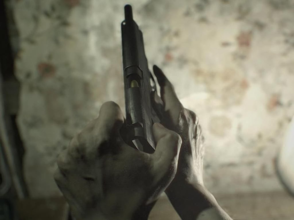 Ganz wehrlos ist Protagonist Ethan in seinem Horror-Trip ins Herrenhaus nicht. Zumindest gegen kleinere Monster kann er sich mit diversen Waffen zur Wehr setzen. Foto: Capcom