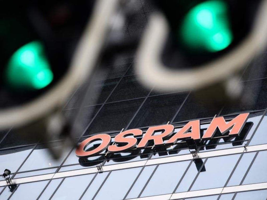 Zwei Ampeln zeigen vor der Zentrale der Firma Osram grünes Licht. Foto: Matthias Balk